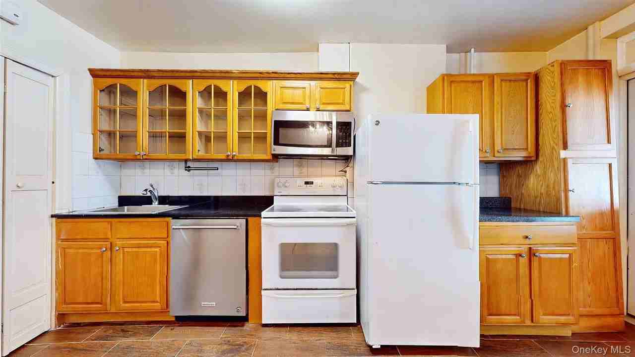 479 Irving Ave - Photo 7 of 28