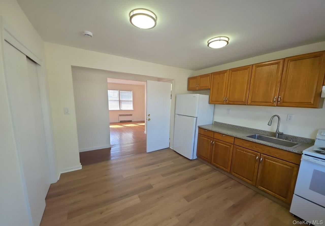 84 Front St - Photo 2 of 10