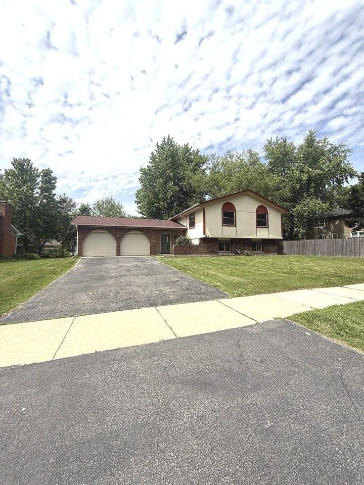 425 Carriage Hill Rd - Photo 2 of 42