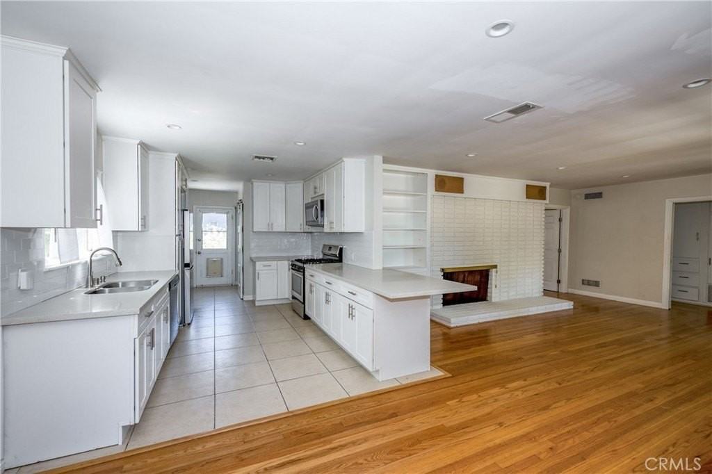 15744 Hart St - Photo 5 of 24