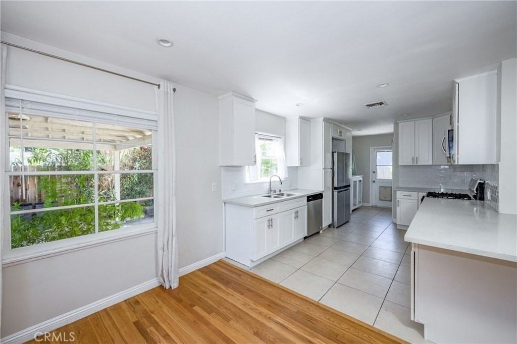 15744 Hart St - Photo 6 of 24