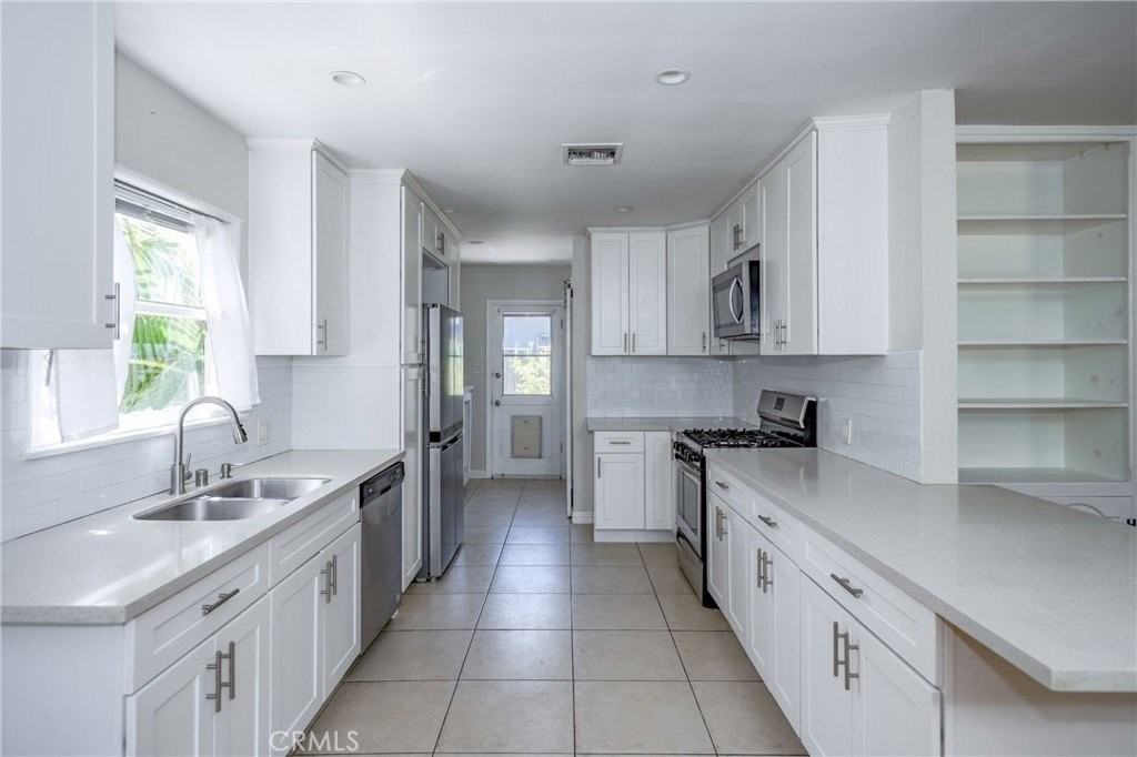 15744 Hart St - Photo 7 of 24