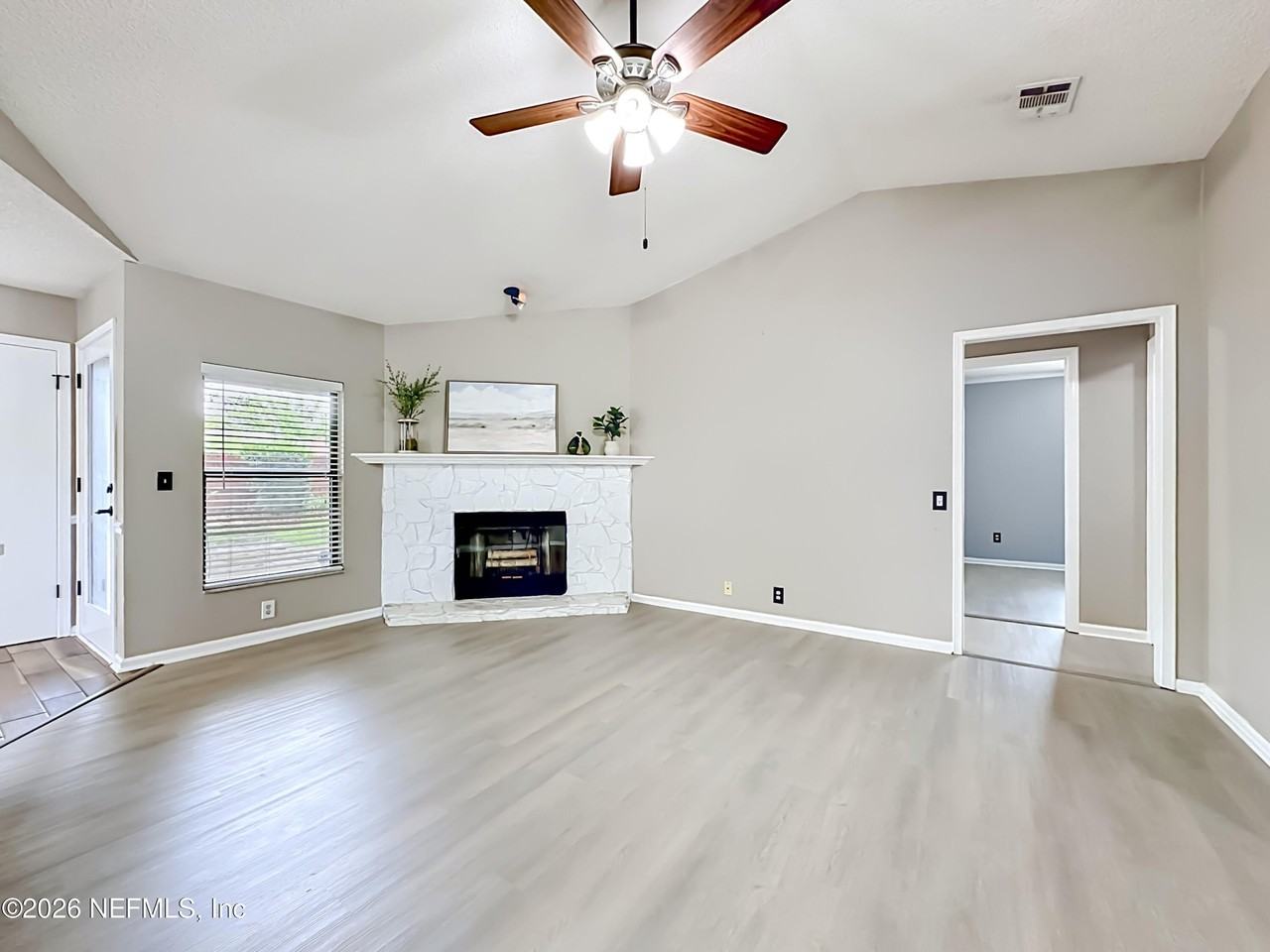 341 Hickory Hollow Dr N - Photo 2 of 31
