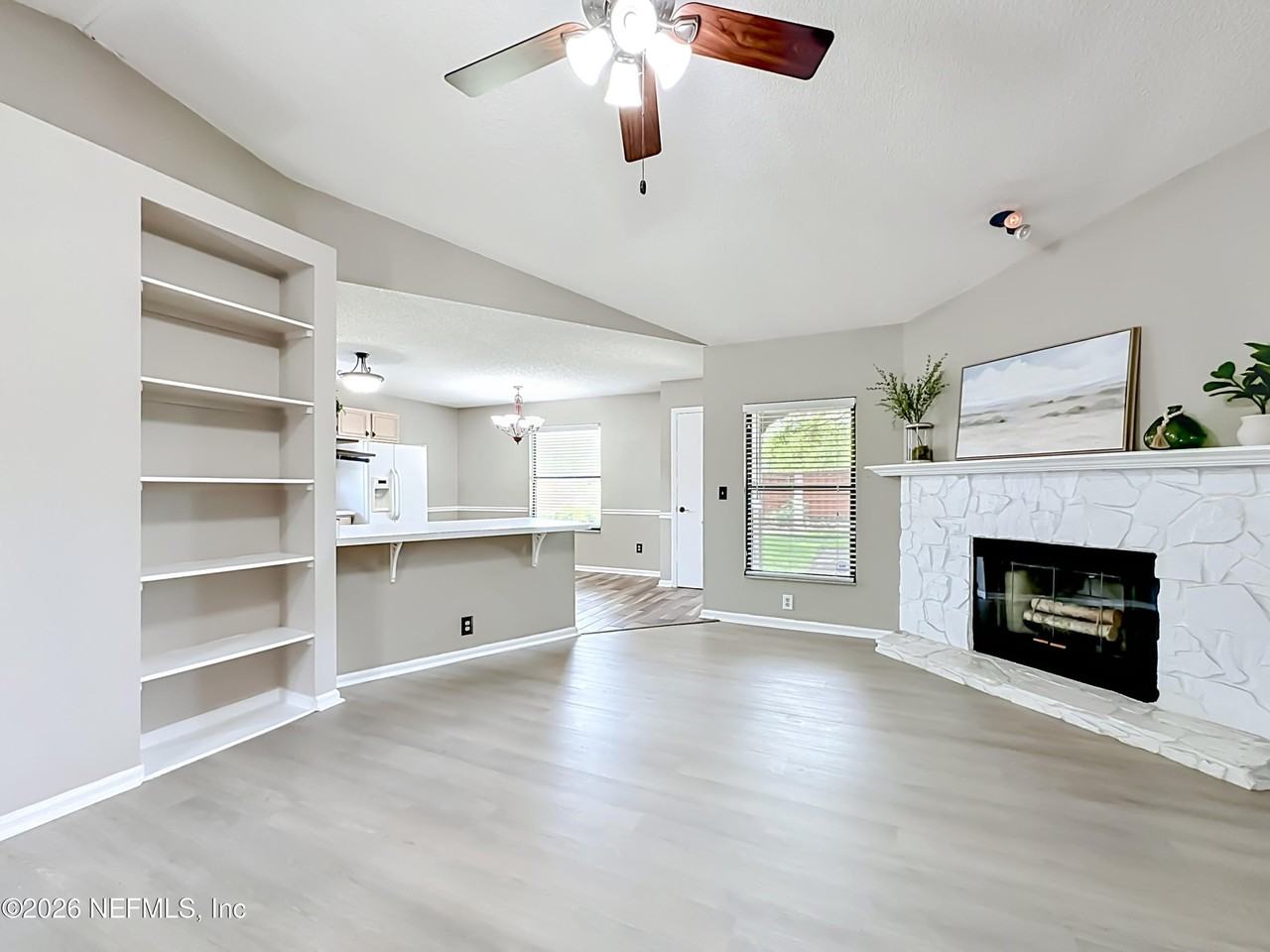 341 Hickory Hollow Dr N - Photo 3 of 31