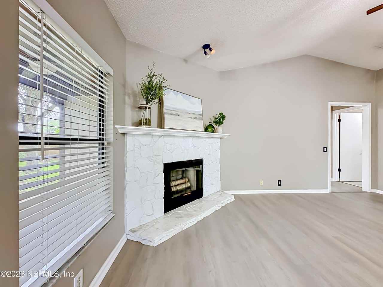 341 Hickory Hollow Dr N - Photo 7 of 31