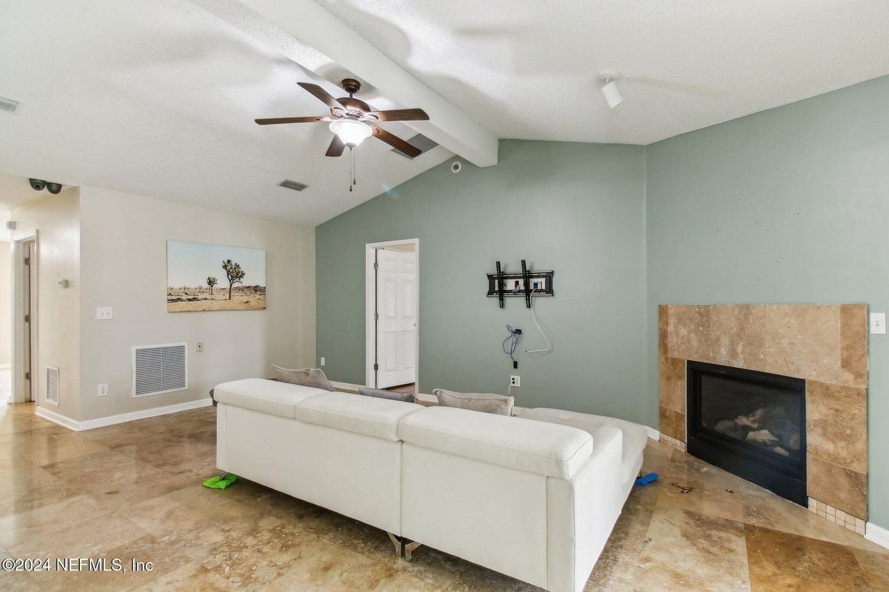 14018 Fish Eagle Dr E - Photo 5 of 42