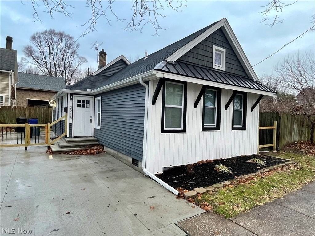 2218 W 30th St - Photo 2 of 25