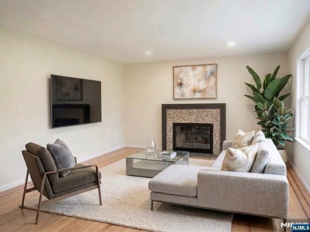 373 Franklin St - Photo 2 of 17