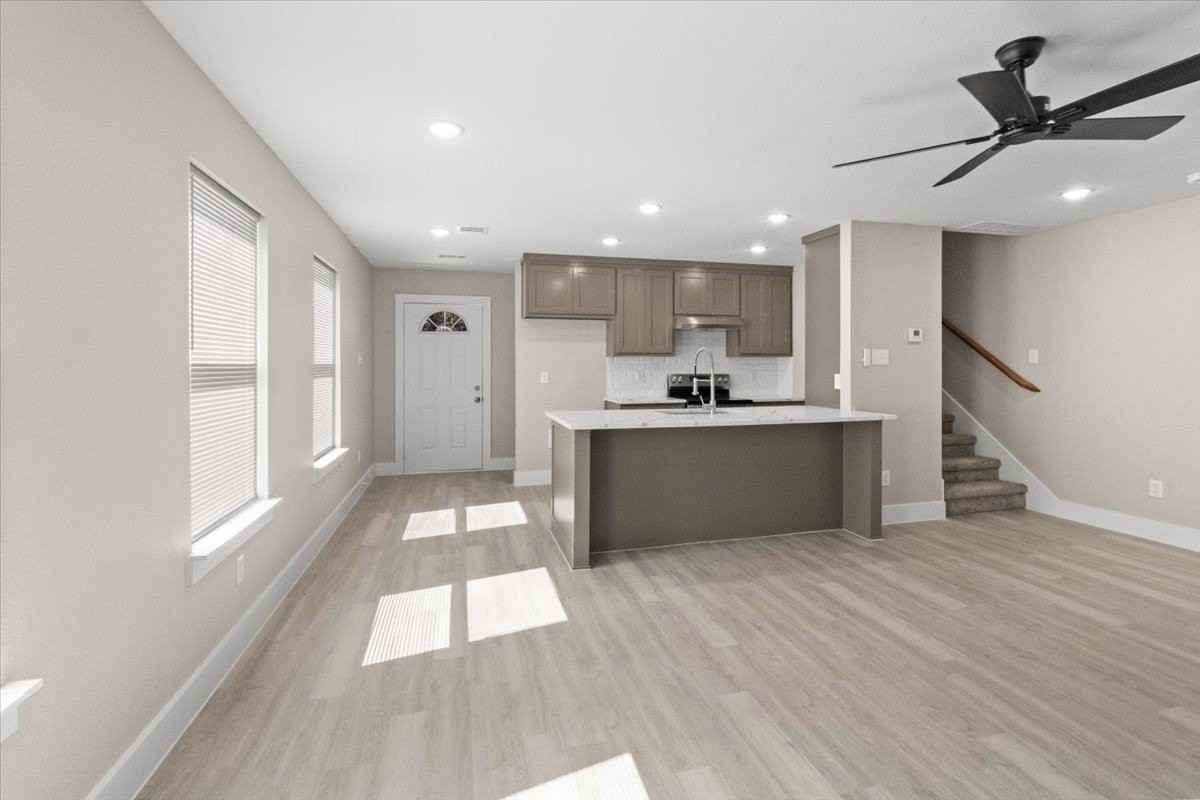 2644 Hutchinson St - Photo 3 of 32