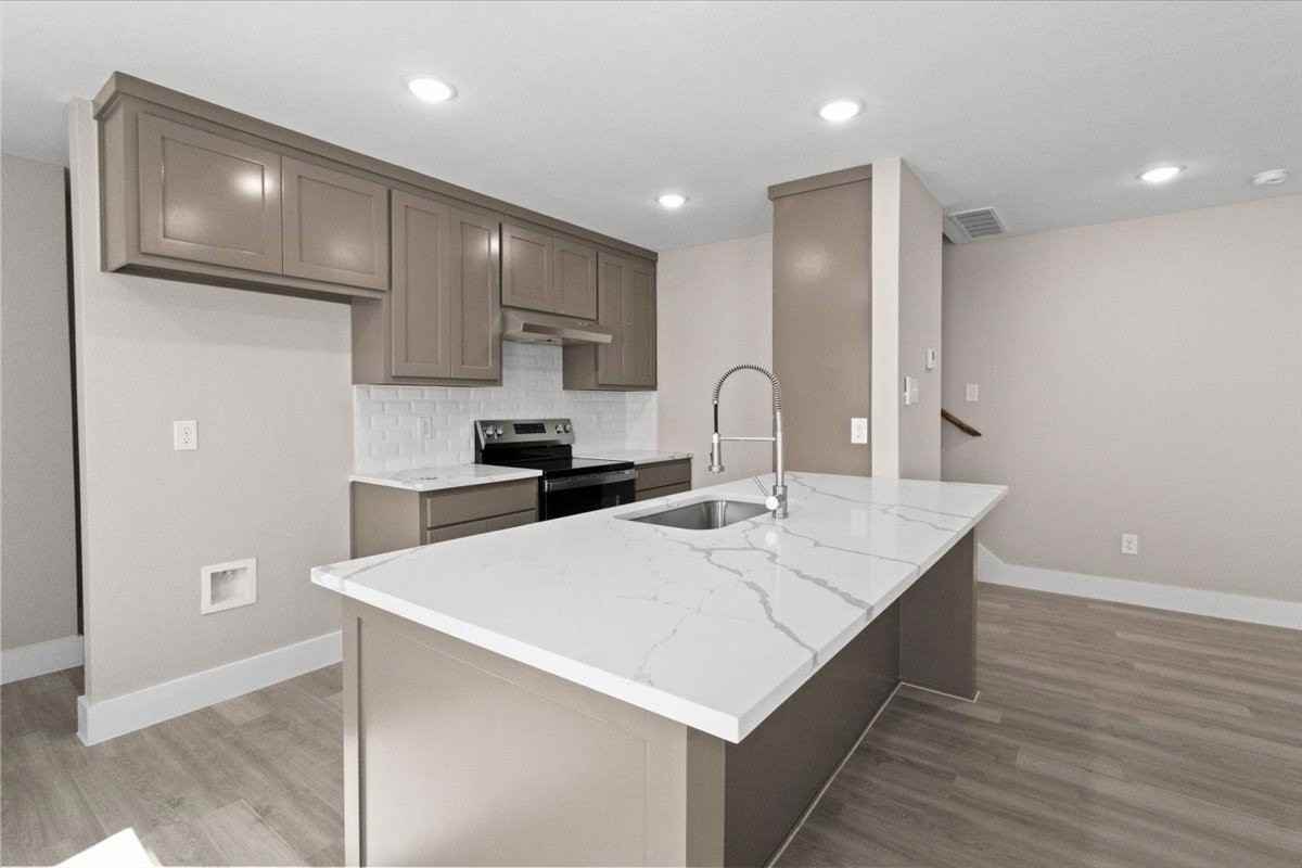 2644 Hutchinson St - Photo 5 of 32