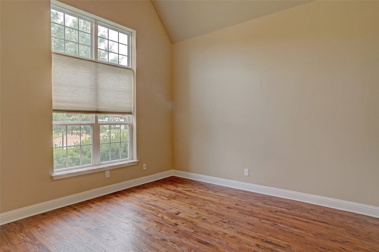 1043 Kenilworth St - Photo 7 of 40