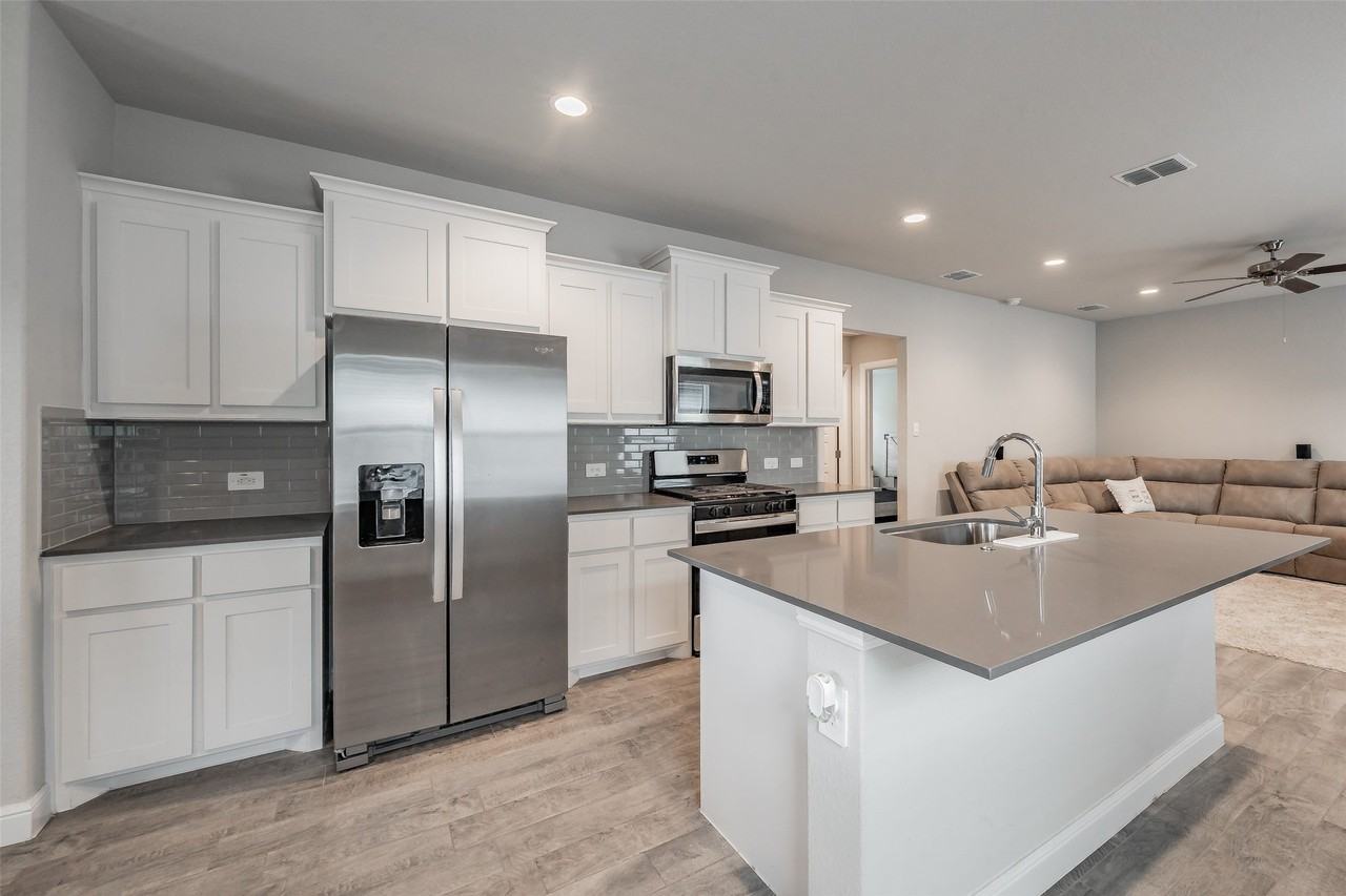 612 Capstone Cir - Photo 2 of 23