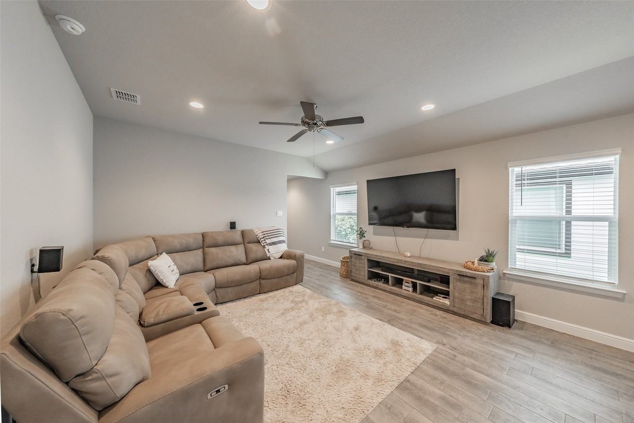 612 Capstone Cir - Photo 3 of 23