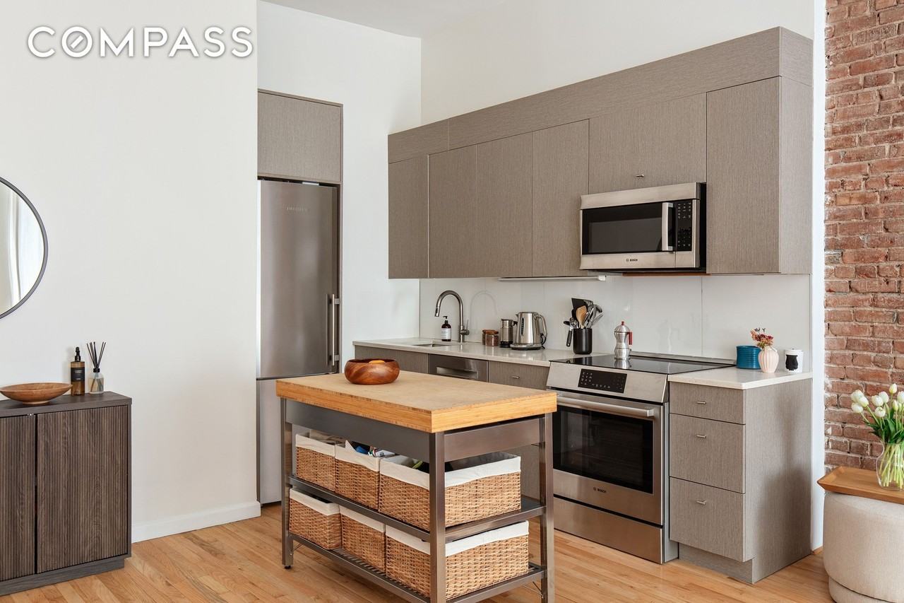 51 E 10th St #7 - Photo 4 of 6