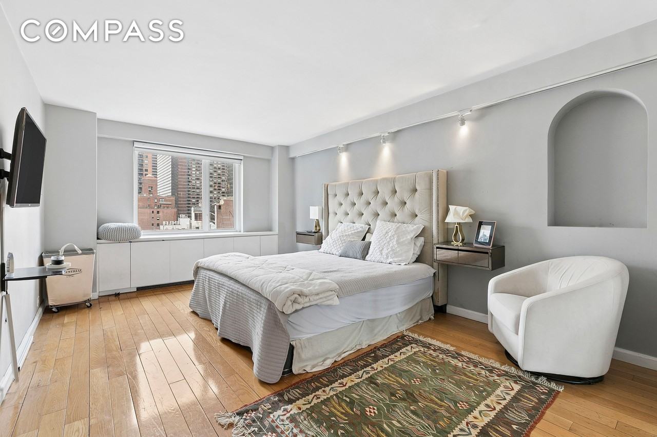 411 E 53rd St #10L - Photo 3 of 9