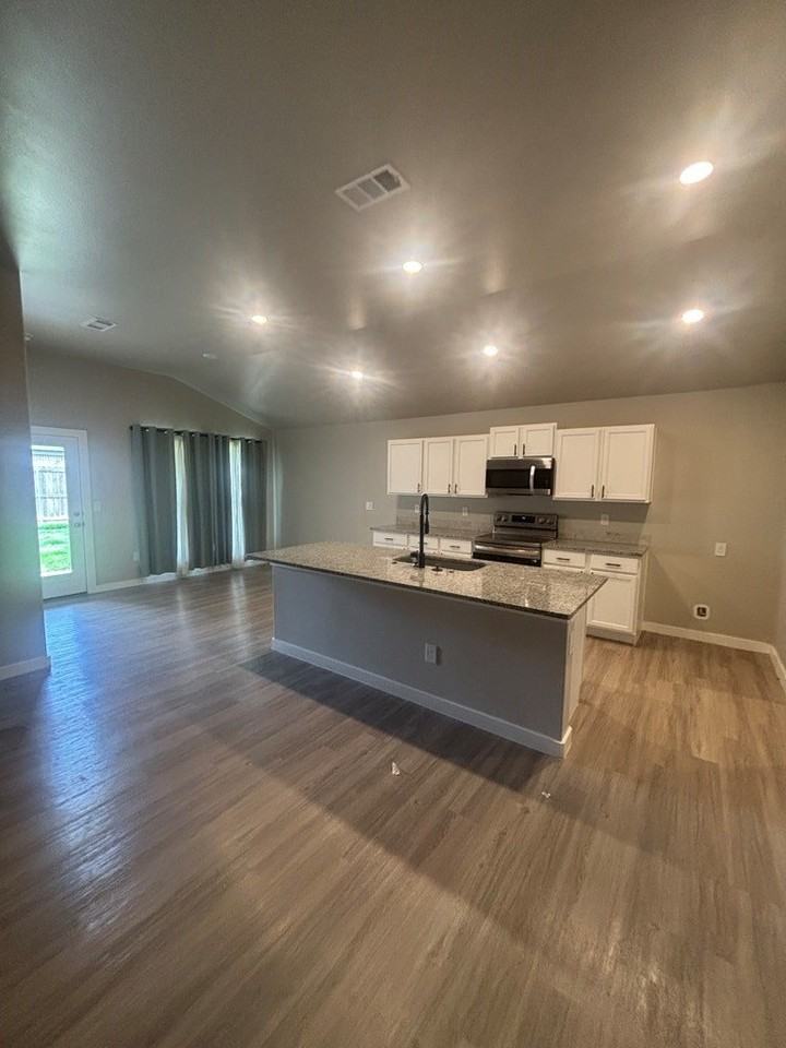 2827 Battle Ave - Photo 3 of 14
