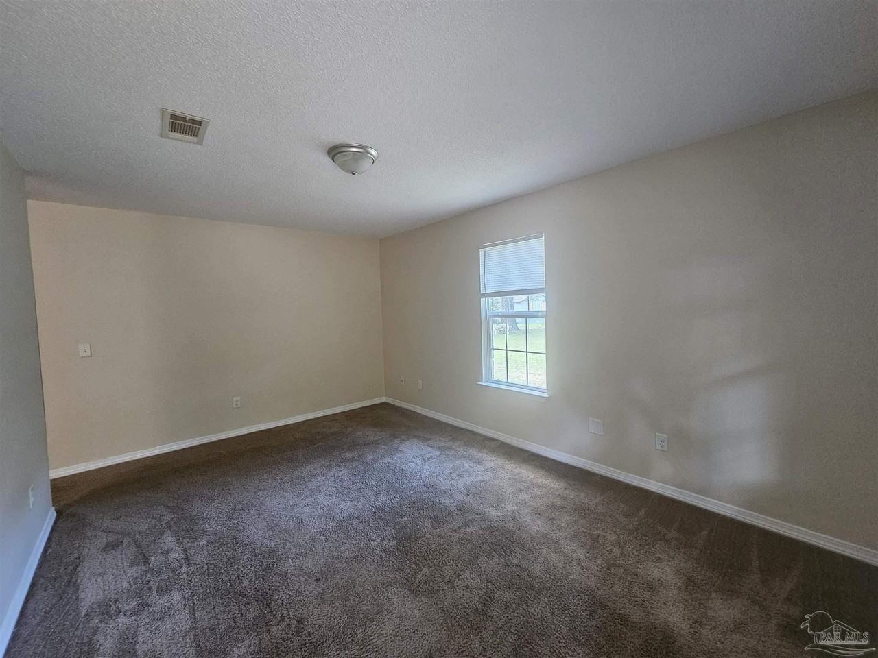 2040 E Roberts Rd - Photo 2 of 7