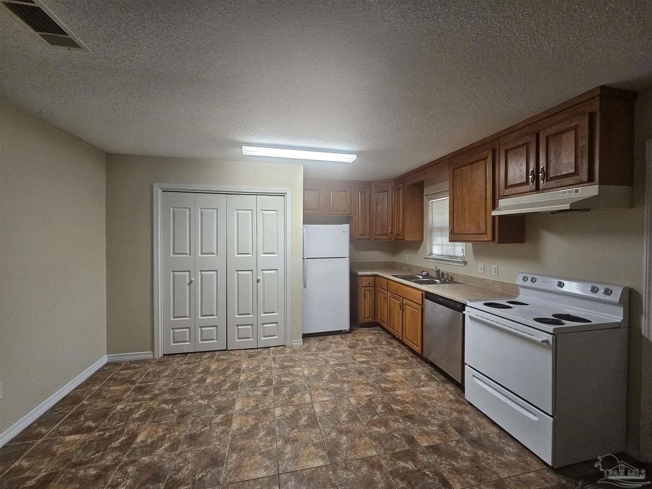2040 E Roberts Rd - Photo 3 of 7