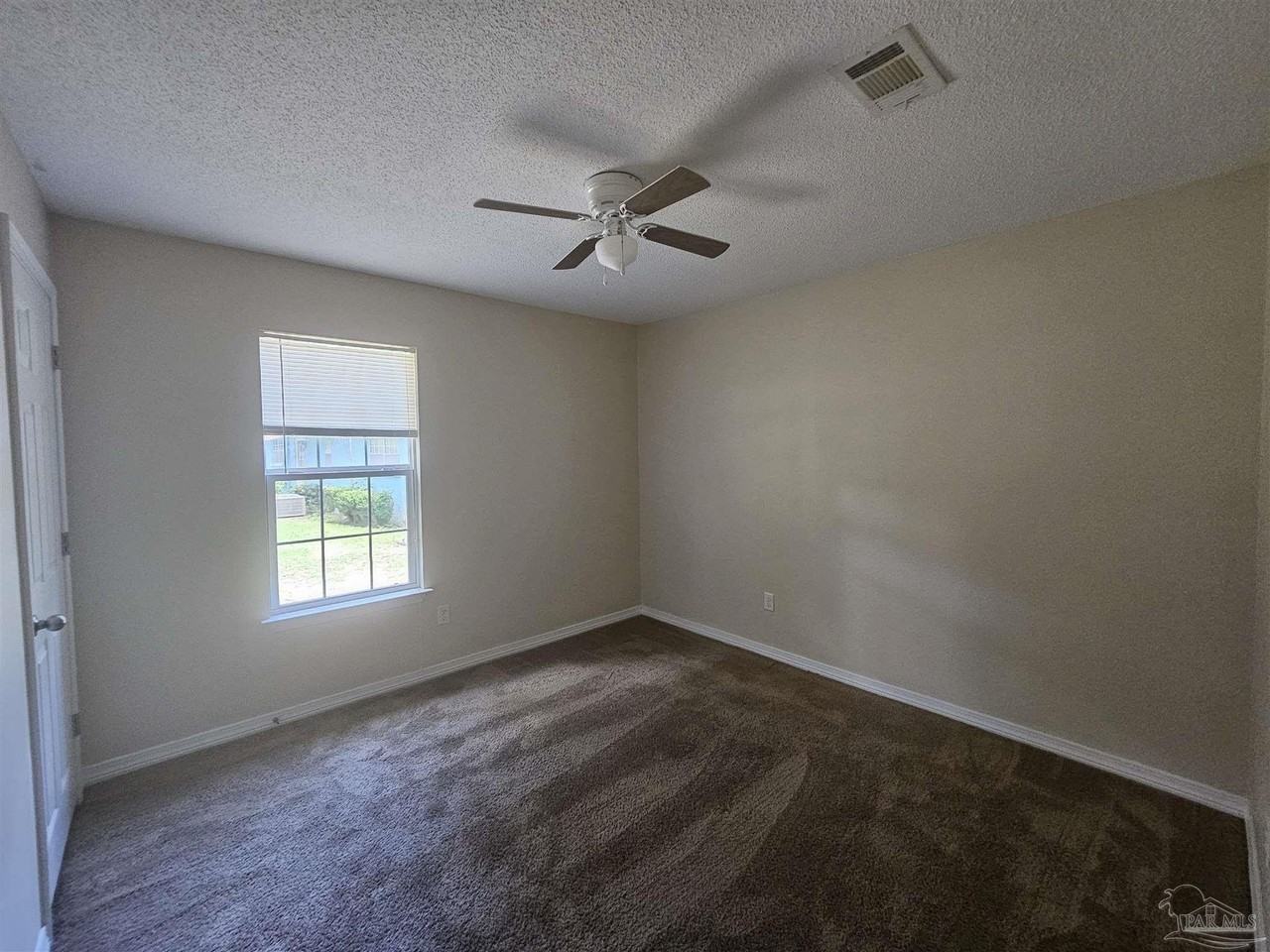 2040 E Roberts Rd - Photo 5 of 7