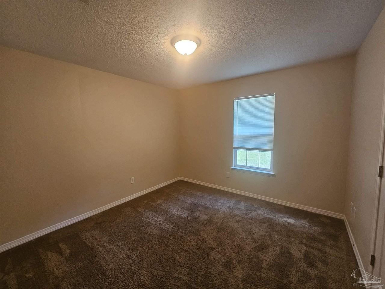 2040 E Roberts Rd - Photo 6 of 7