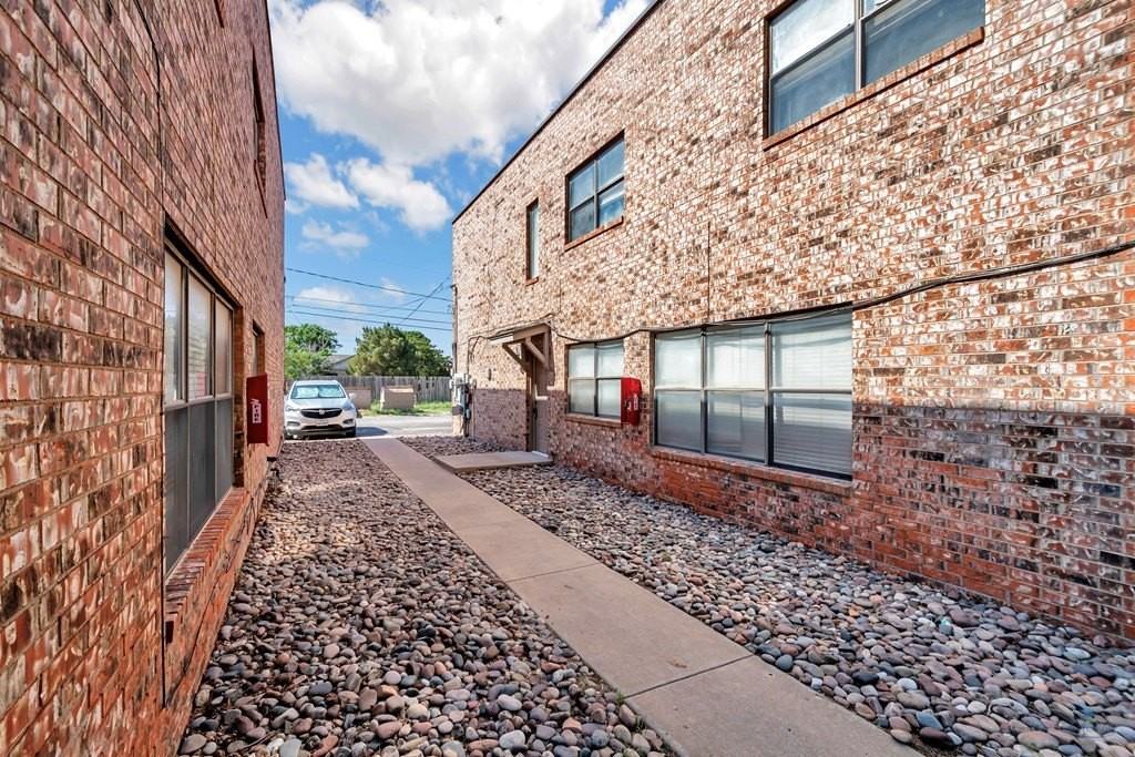 422 W Pecan Ave #D - Photo 3 of 35