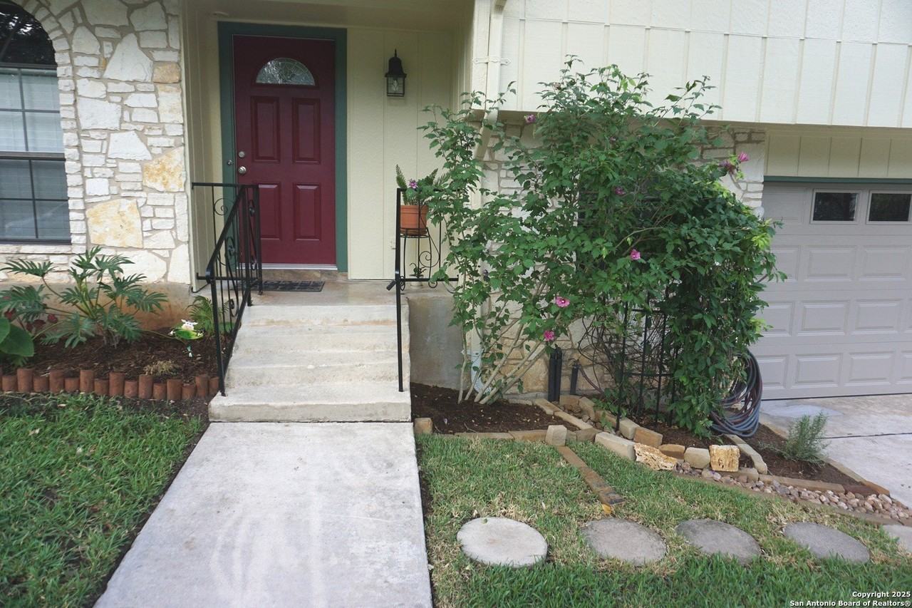 7634 Susan Elaine St - Photo 3 of 33