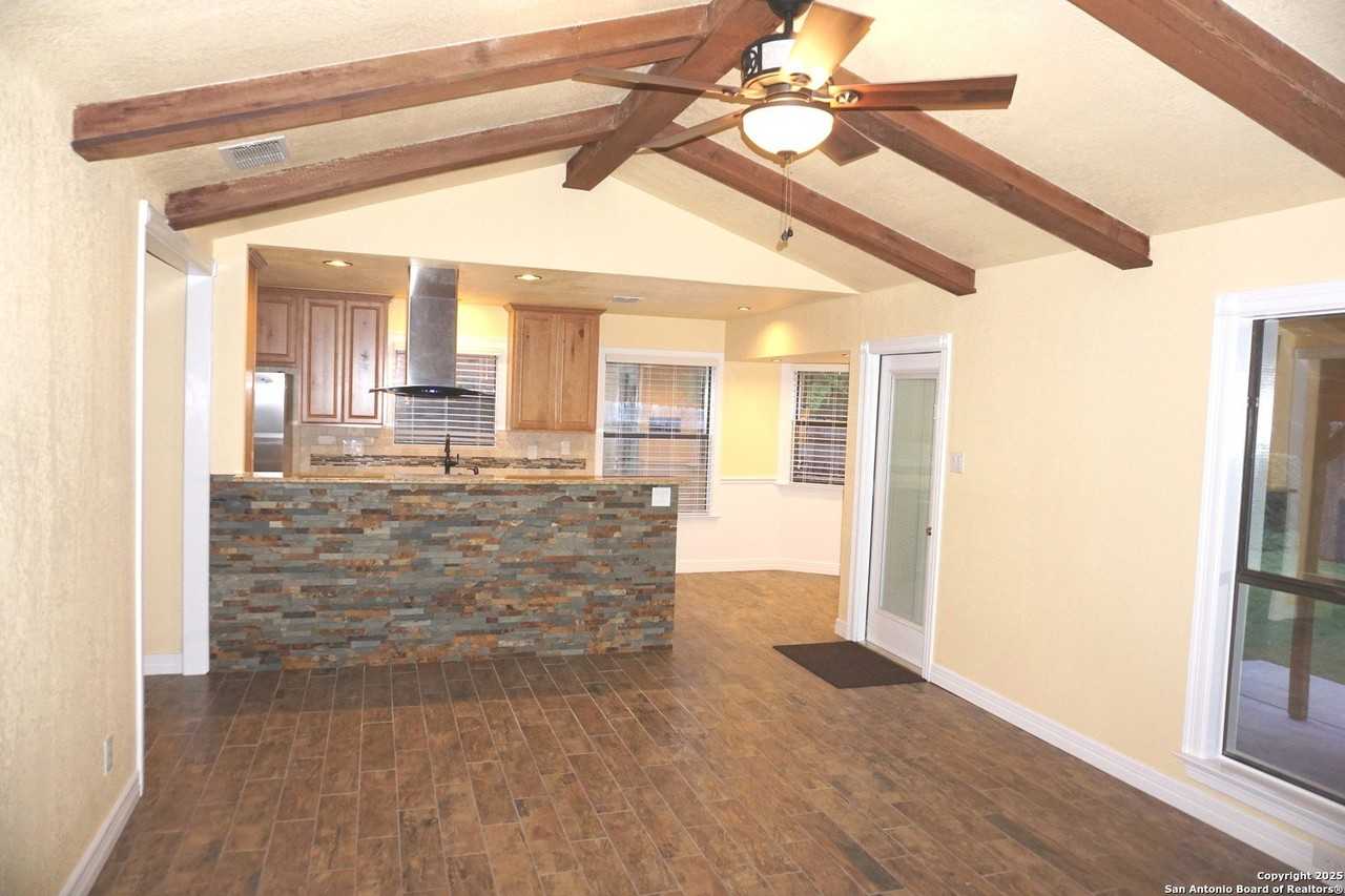 7634 Susan Elaine St - Photo 5 of 33