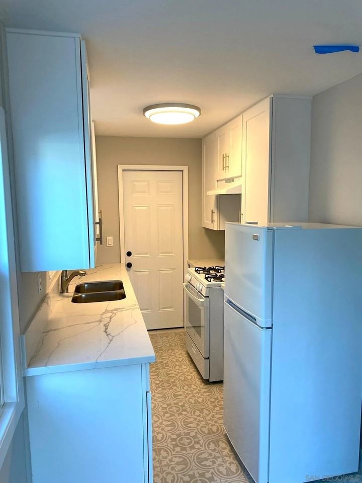 1216 Robinson Ave - Photo 3 of 10