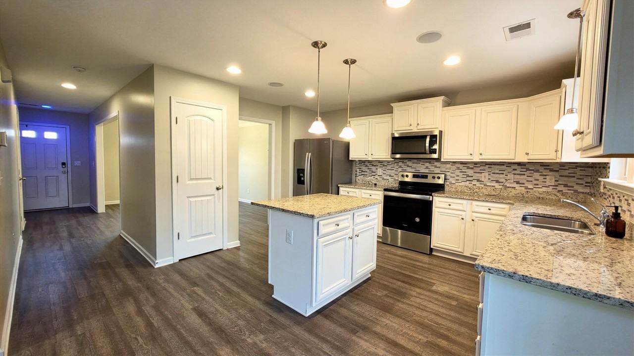 147 Niblick Dr - Photo 2 of 32