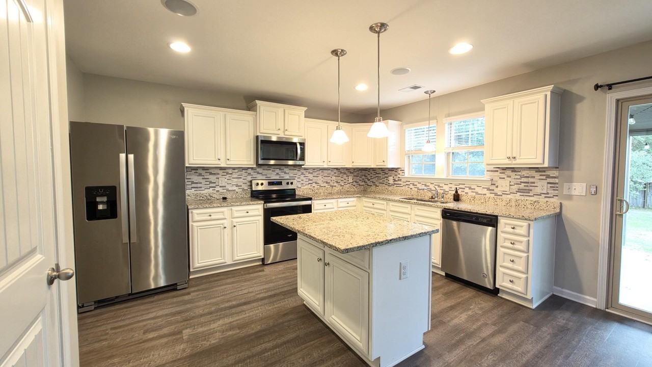 147 Niblick Dr - Photo 3 of 32