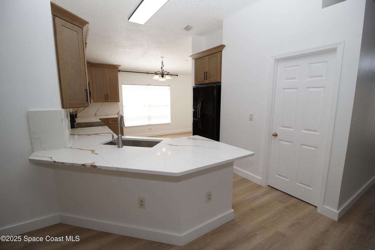 2440 Bridgeport Cir - Photo 4 of 22