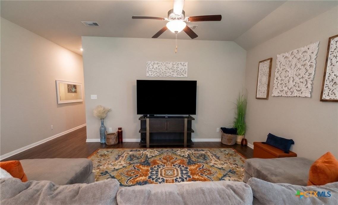 818 Stockdale Rd - Photo 2 of 8