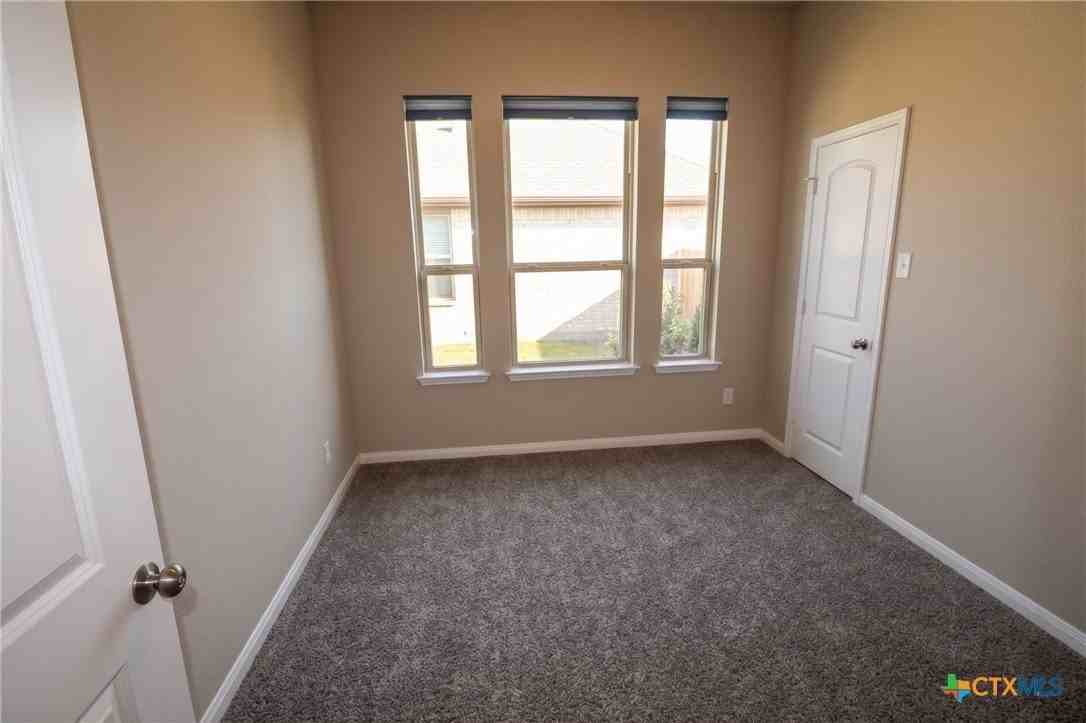 818 Stockdale Rd - Photo 5 of 8