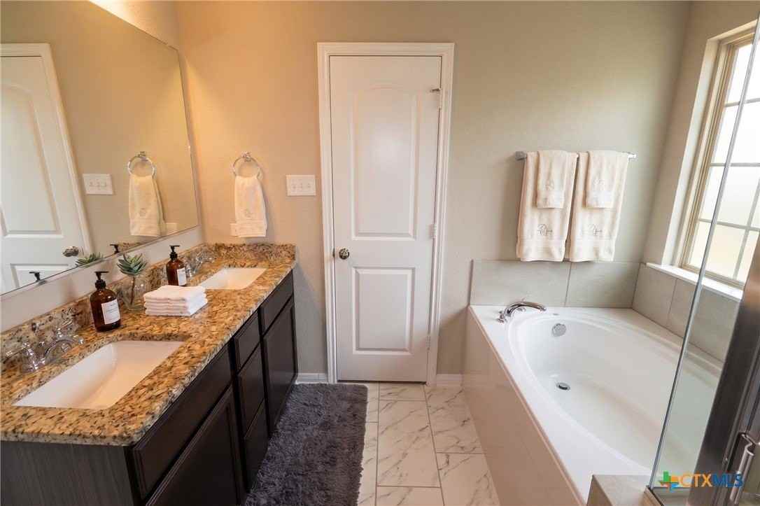 818 Stockdale Rd - Photo 6 of 8
