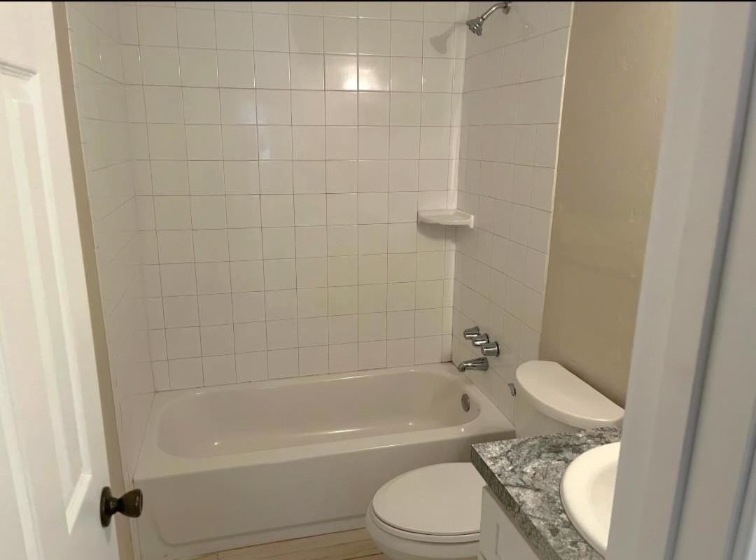 2303 Columbia Ct #D - Photo 5 of 6