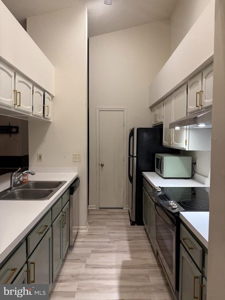 2601 Camelback Ln #12 - Photo 3 of 4