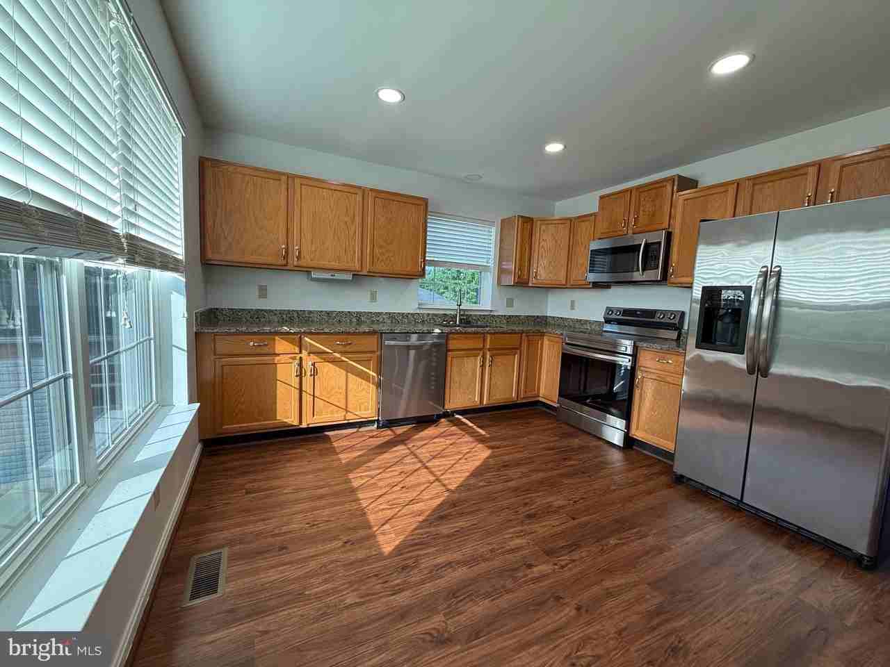 21707 Harrison St - Photo 2 of 35