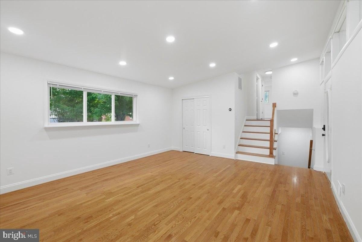 709 N Pryor St - Photo 5 of 34
