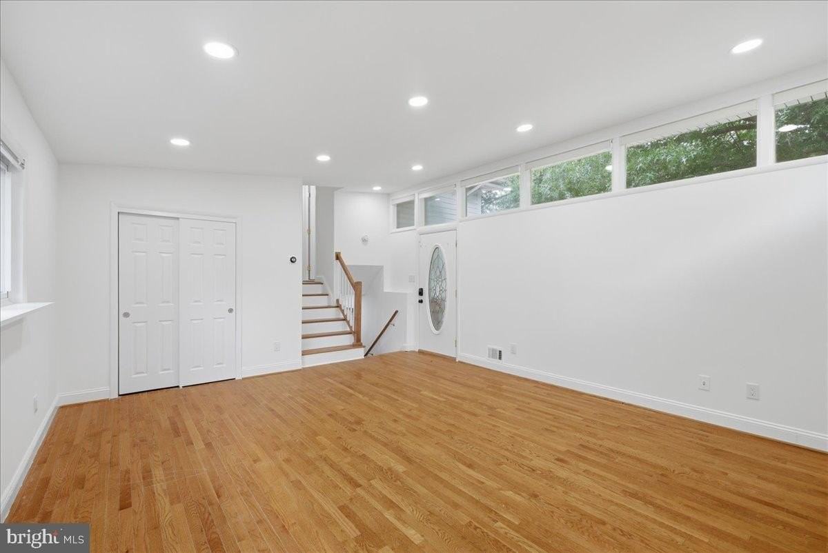 709 N Pryor St - Photo 6 of 34