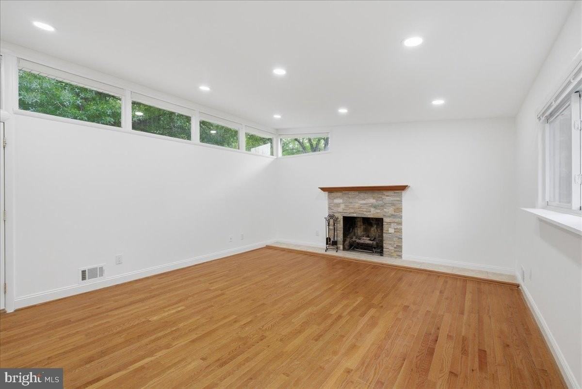 709 N Pryor St - Photo 7 of 34