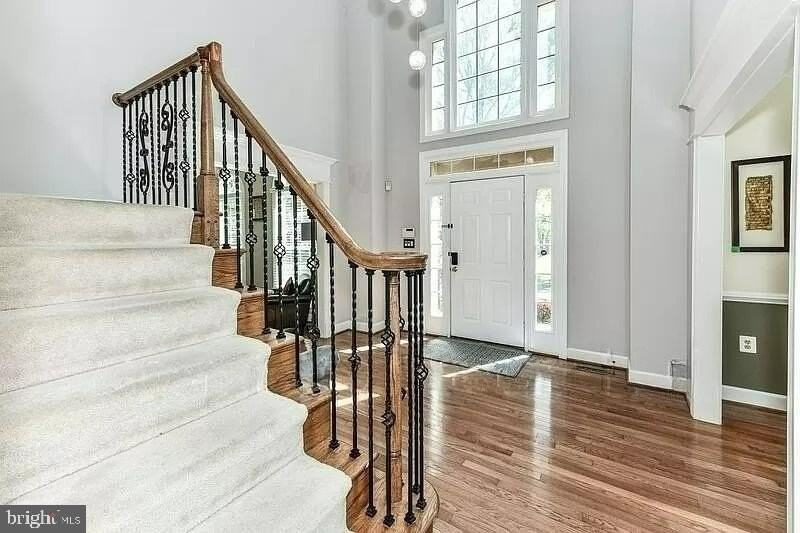 1088 Safa St - Photo 4 of 49