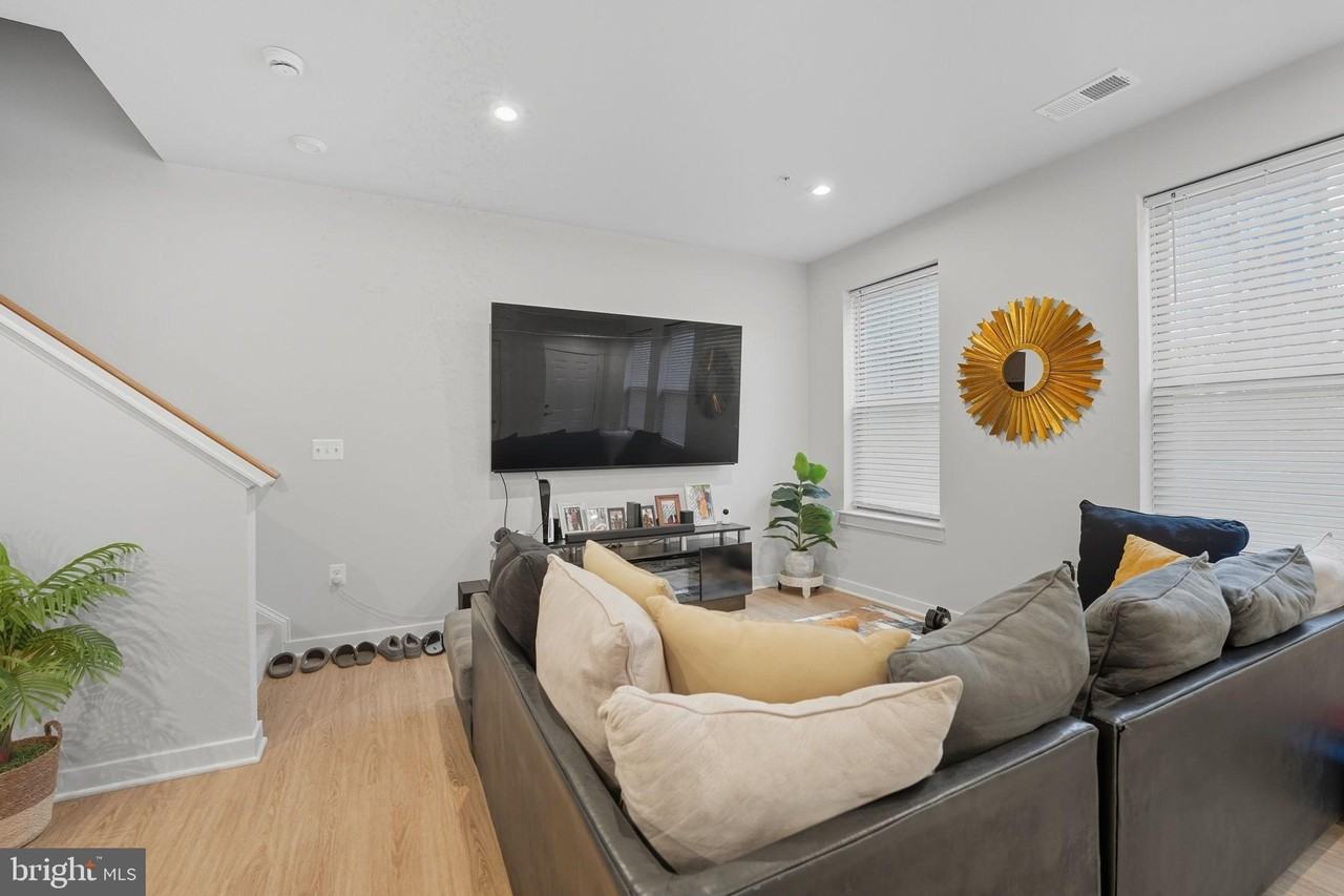 707 Thomas Ln #A - Photo 5 of 27