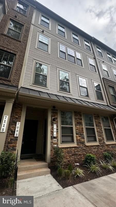709 Thomas Ln #B - Photo 3 of 26