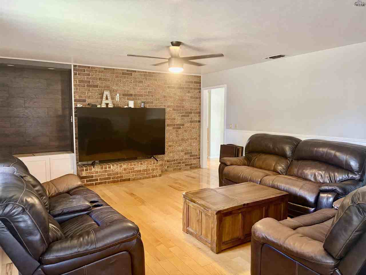 4115 Kingsbury Dr - Photo 2 of 12