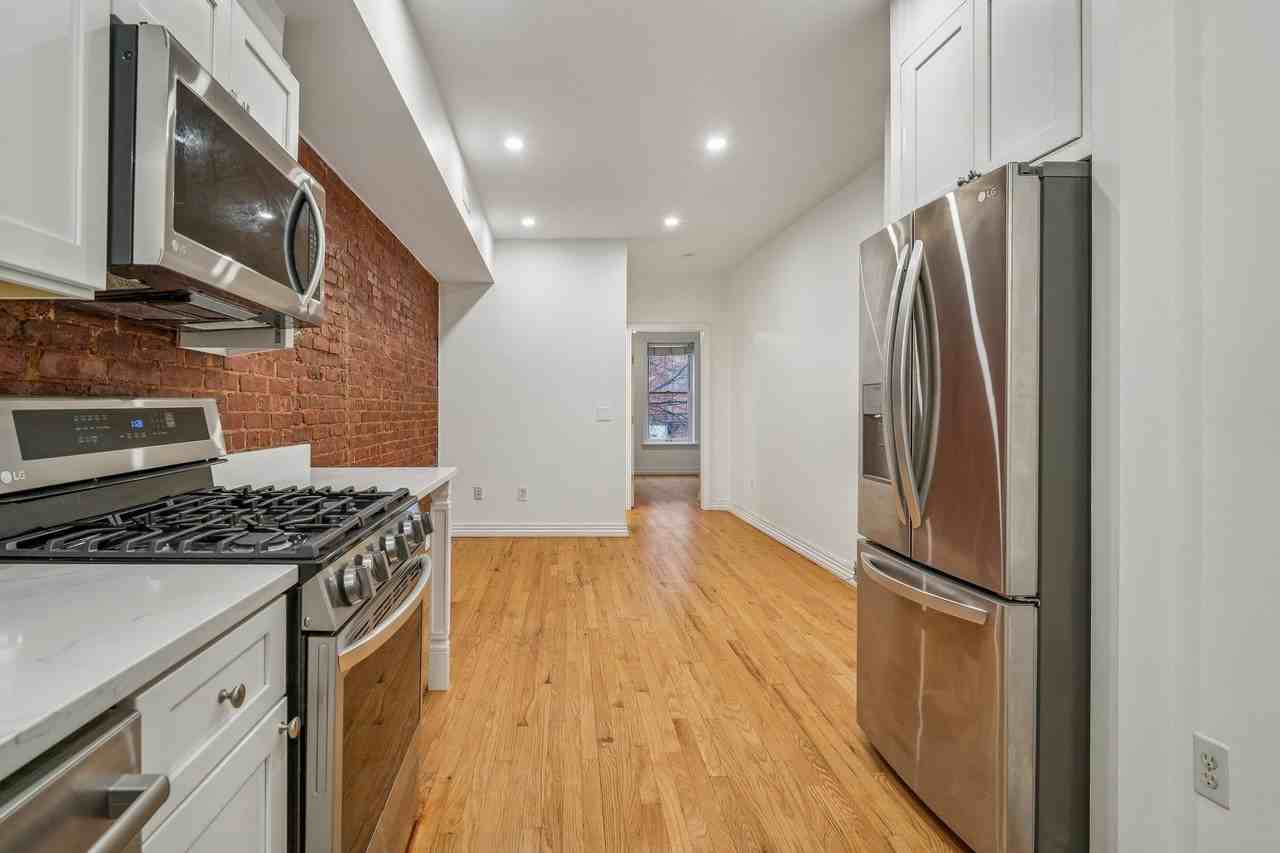 815 Willow Ave ##2r - Photo 7 of 13