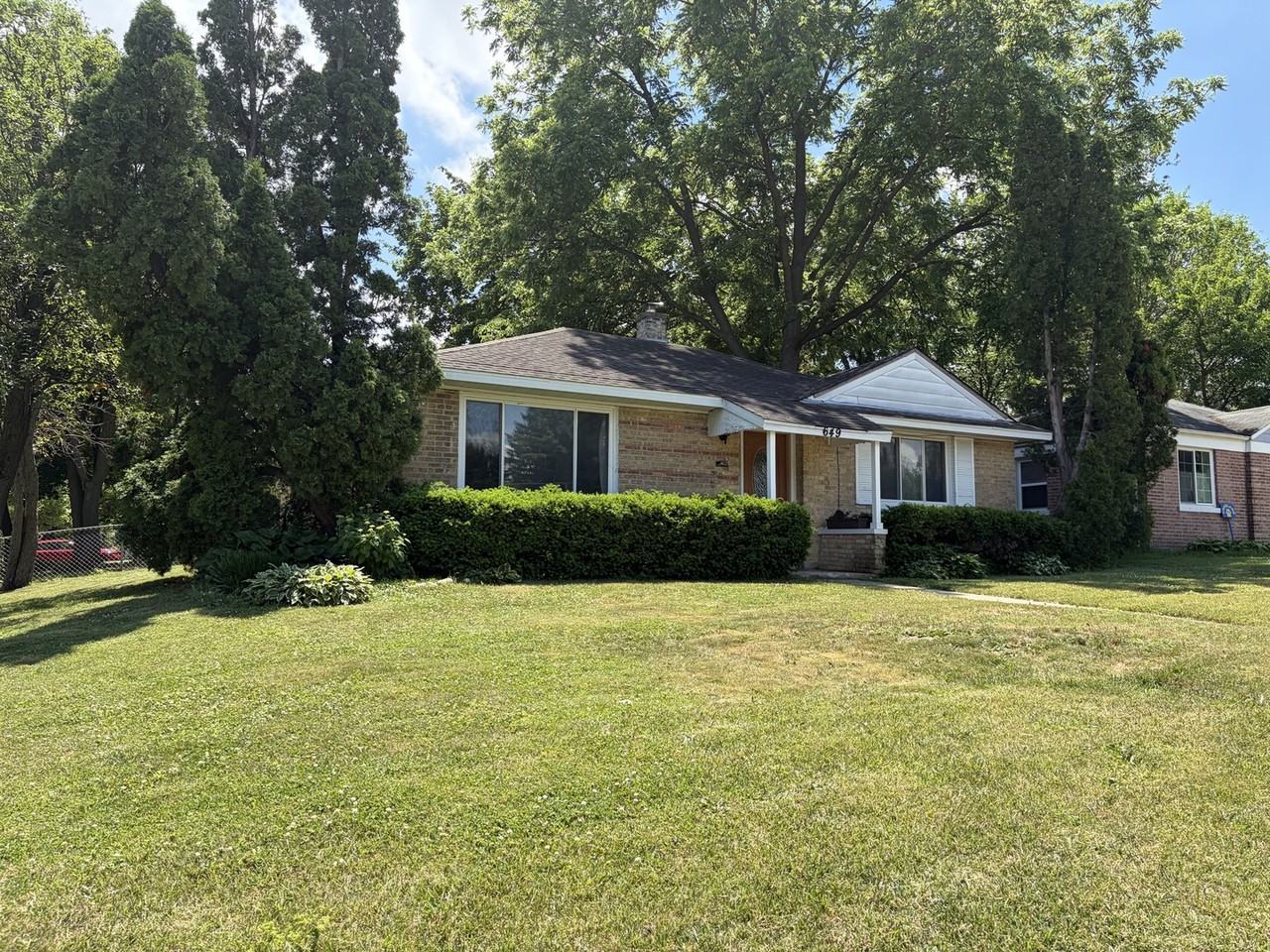 649 E Rockland Rd - Photo 2 of 3