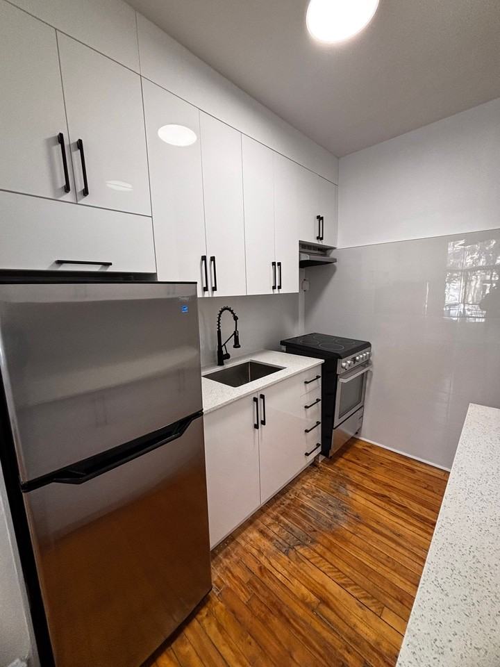 4688 Hutchison - Photo 3 of 5