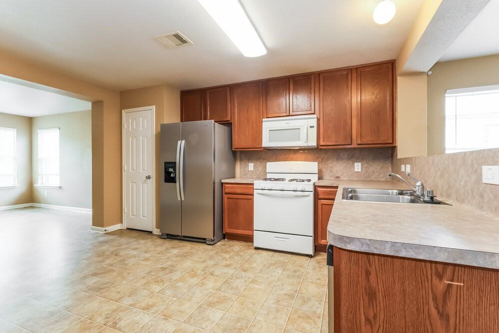 22123 Greengate Dr - Photo 7 of 16
