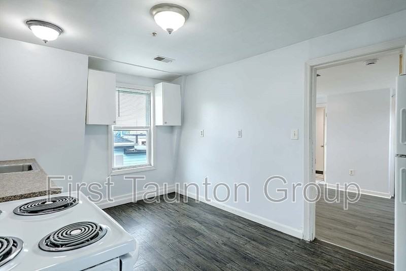 458 Weir St #5 - Photo 5 of 12