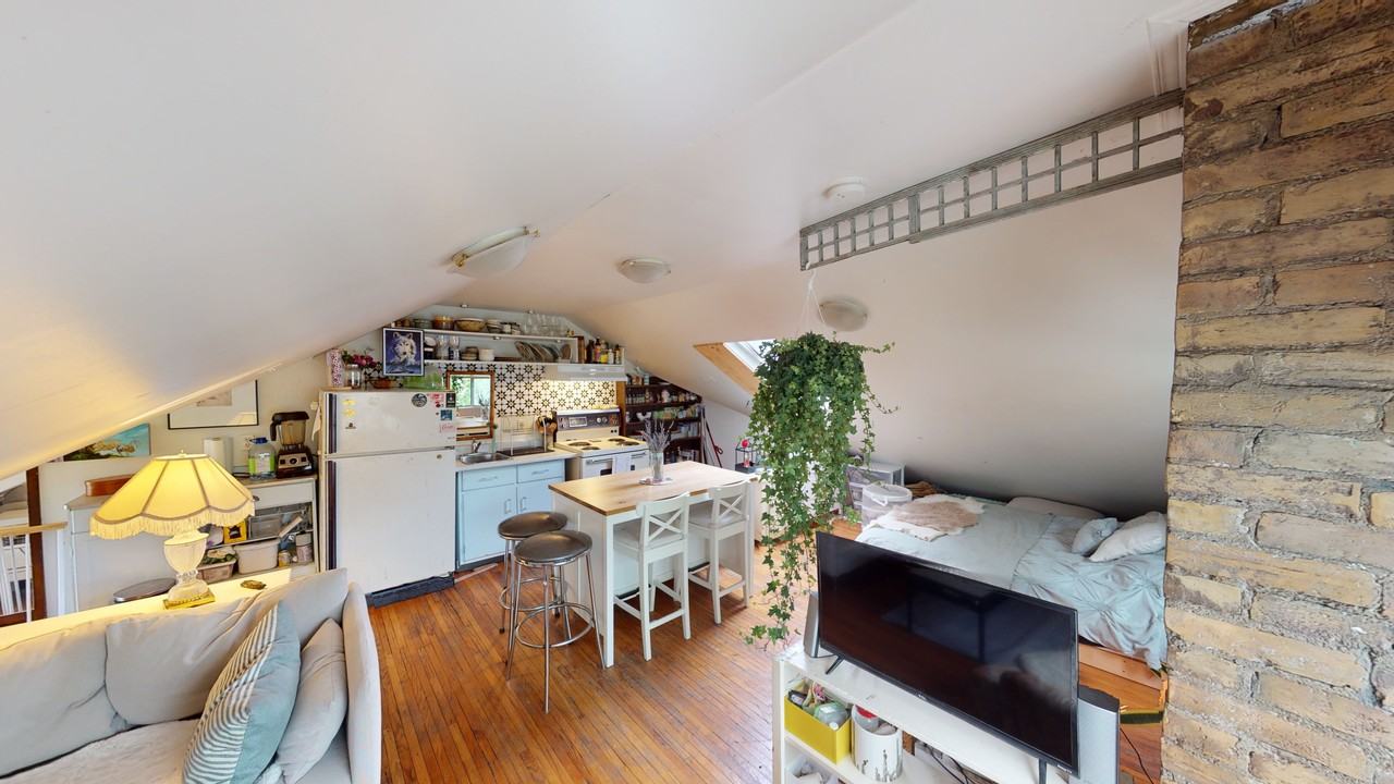 219 Bathurst St - Photo 4 of 17